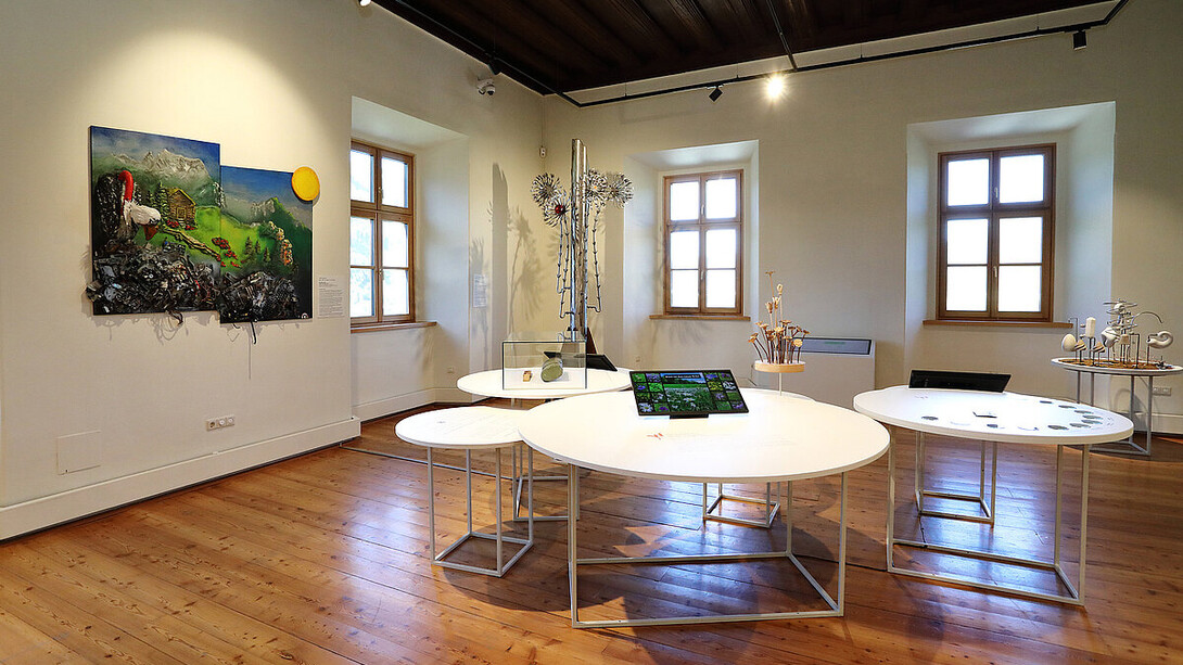 Blume persönlich. Von mythen, symbolen, duft und liebe, ausstellungsansicht. Mit freundlicher genehmigung von Schloss Trautenfels