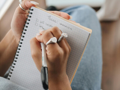 Aluna anota a função nominativa que precede a definição de adjetivo