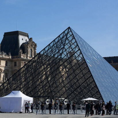 Entrada do Musée du Louvre em Paris, França