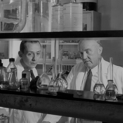 El Dr. Charles H. Best y el Dr. G. R. Williams revisando un experimento en la Universidad de Toronto