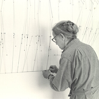 Gego in her studio, 1984, Photo: Isidro, Núñezm© Fundación Gego, Courtesy Dominique Lévy Gallery, New York / London
