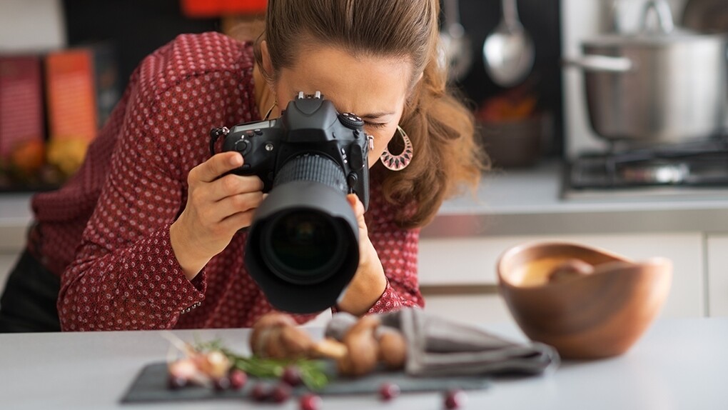 Una chica toma una foto para compartirla en sus redes sociales