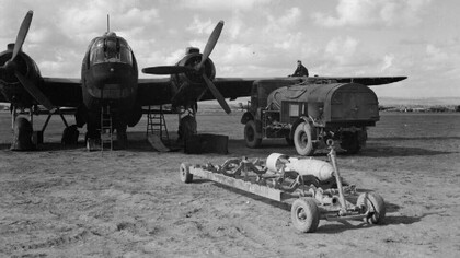 Un bombardier Vickers Wellington du Royal Air Force (RAF) en train d'être ravitaillé et préparé pour une mission