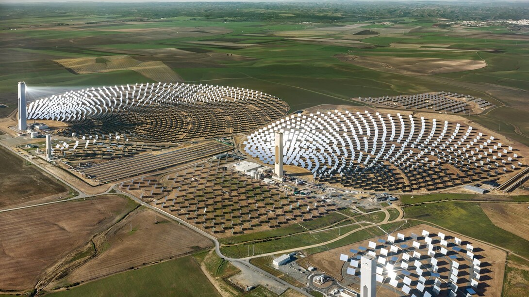Edward Burtynsky - Anthropocene - Solar Power Plant, Seville, Spain 2013 © Edward Burtynsky