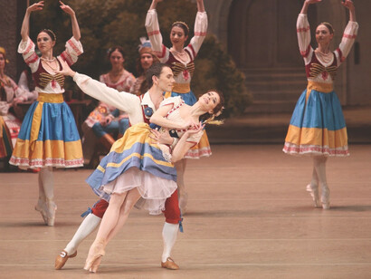 Debido a que la historia de 'Coppélia' ocurre en un pueblo fronterizo, donde hay influencias de varias etnias y de su folklore, el montaje se presenta como un espectáculo lleno de vida, fiesta y color