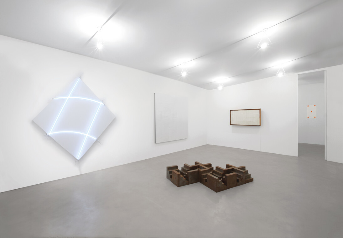 (From left to right) François Morellet, Cruibes n°16, 2013, Neon and white acrylic on canvas on wood, 212x212 cm. Riccardo De Marchi, Untitled, 2015 Aluminum, paint and holes, 200x200 cm. Gianni Colombo, Structuring beating, 1959 Polystyrene foam, foam rubber, wood, electromechanical animation, 78x140 cm. Niele Toroni, Brush marks n. 50 at intervals of 30 cm, 2015 Paper. Nicola Carrino, Constructive 1/69 C, 1975. Dynamic path 4.4, 2016 Iron, 16 scalar forms 30x30x30 cm each. Partial view of the exhibition A arte Invernizzi. Courtesy A arte Invernizzi, Milan. Photo by Bruno Bani