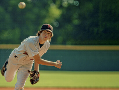Come fa il giocatore di baseball a colpire la palla?