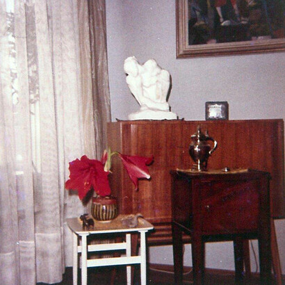 Privatfoto aus dem Nachlass Cornelius Gurlitts, Fotograf und Zeitpunkt
der Aufnahme unbekannt.Historische Aufnahme aus Cornelius Gurlitts Wohnung wahrscheinlich in München.
Abgebildet sind Auguste Rodins Kauernde und ein Kokosnusshumpen. Das Bild im Hintergrund und die beiden Kleinplastiken im Vordergrund sind nicht im Kunstfund enthalten.