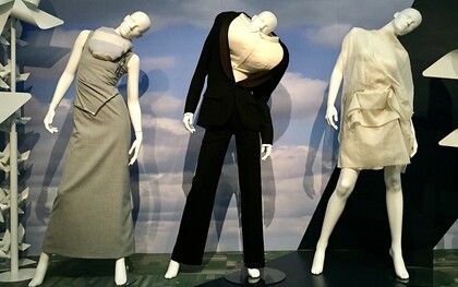 Ode à la mode : G+N « robe » 1966, Viktor & Rolf « smoking » 1998, Alexander van Slobbe « robe » 2010.