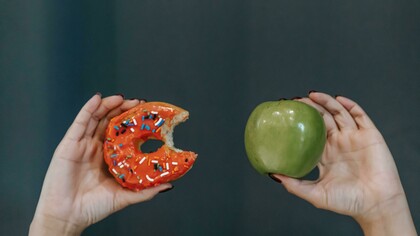 Nos anos 1990 e 2000, o culto à magreza extrema era muito presente por toda a parte. Revistas e passarelas reforçavam a ideia de que ser bonita era ser muito magra, enquanto muito pouco se falava sobre os transtornos alimentares que faziam parte da vida de tantas modelos, como bulimia e anorexia. Era comum que qualquer mudança corporal fosse recebida com críticas e acompanhada de sugestões de dietas que soam até bizarras hoje como dieta da sopa, do shake, dos pontos… O que parecia uma solução rápida escondia um problema maior: a normalização de uma relação de sofrimento com a comida e com o próprio corpo
