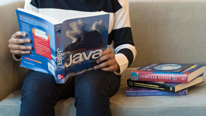 Pessoa estuda linguagem de programação Java para melhorar oportunidades de carreira