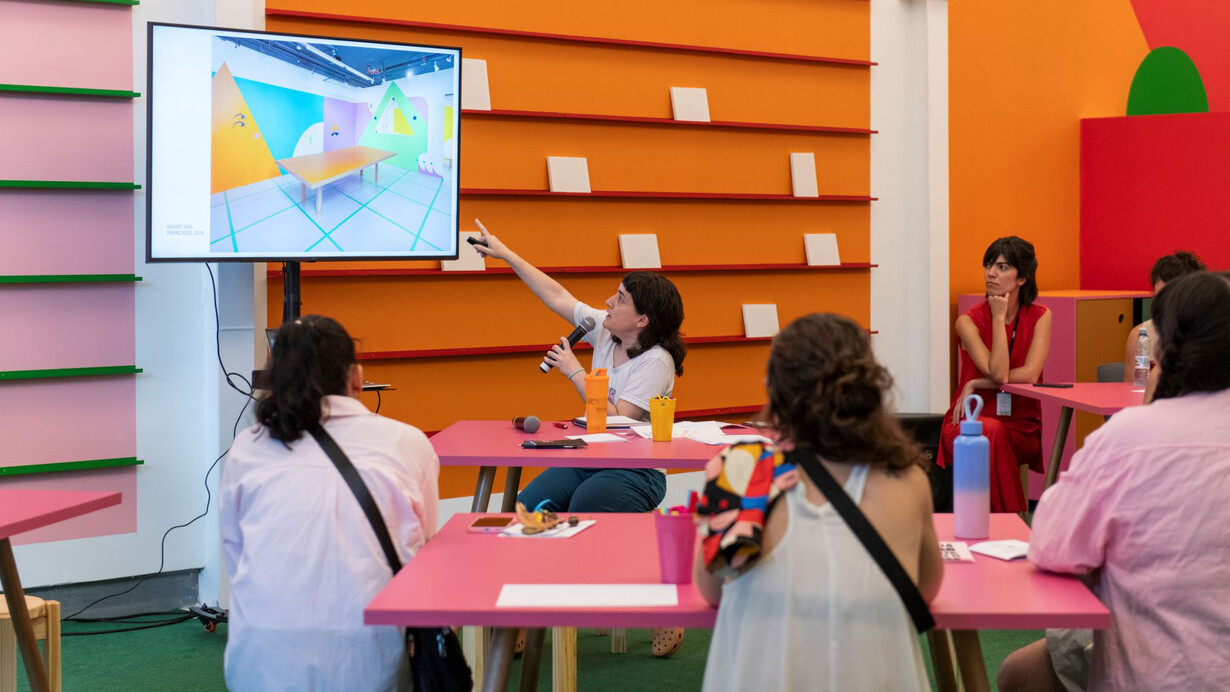 Ad Minoliti, École féministe de peinture, vue de l’exposition. Avec l’aimable autorisation de la 
Pinacoteca