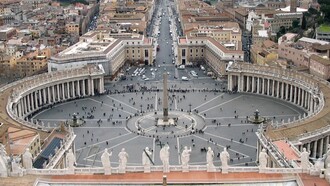 Piazza San Pietro con il suo colonnato ellittico abbraccia l'intera Chiesa cattolica. Città del Vaticano