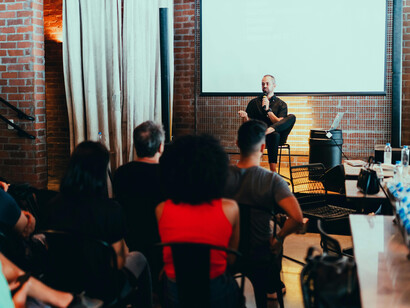 Docente dando una clase frente a sus estudiantes y formando un contacto desde allí. Dicha práctica se ve amenazada por prácticas pedagógicas innovadoras impuestas por las instituciones