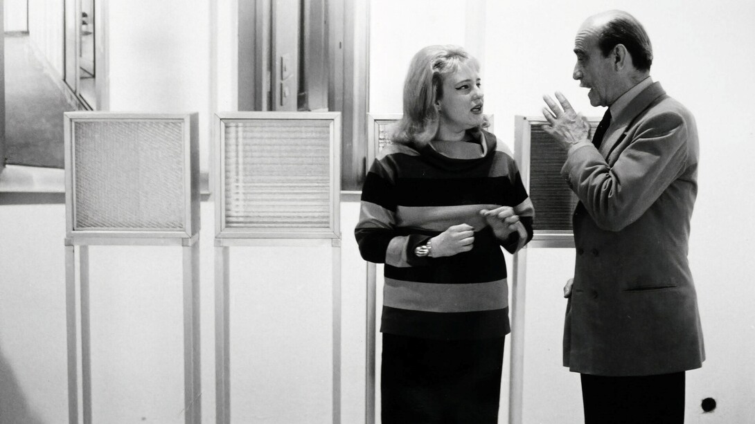 Nanda Vigo con Lucio Fontana alla Galleria Vinciana, 1964, Courtesy Archivio Nanda Vigo, Milano, Italia