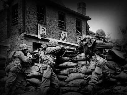 Soldados en una trinchera durante la Guerra de Corea (1950 a 1953)