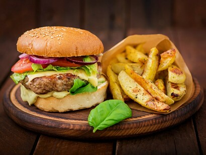 La ingesta monótona de pocos alimentos básicos y procesados, unida a la ausencia de frutas y verduras frescas, genera desequilibrios nutricionales graves