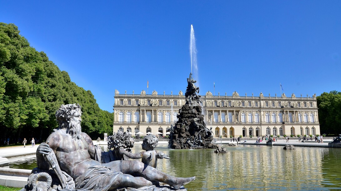 Il castello di Herrenchiemsee si trova su un'isola nel lago Chiemsee. Costruito da re Ludwig II di Baviera, è ispirato alla Reggia di Versailles e fu pensato per essere un omaggio al Re Sole, Luigi XIV di Francia. Il castello è sontuosamente decorato e circondato da giardini formali