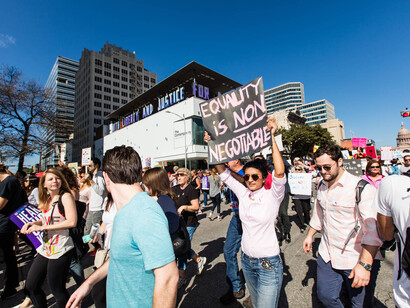 Women’s march on Austin, January 21, 2017, with view of Jim Hodges, With liberty and justice for all (A work in progress), 2014–2016. Courtesy of The Contemporary Austin. Photograph by Brian Fitzsimmons