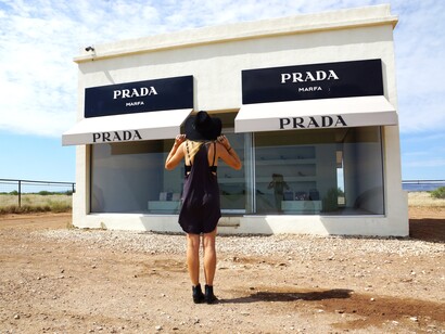 Una fashion victim viajera llega a Prada Marfa