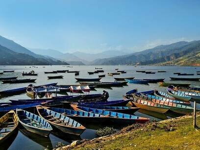 Barche ormeggiate sulle rive del fiume phewa, Nepal