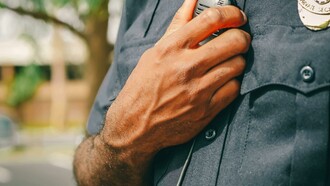 Cheguei à porta e toquei a campainha. Após algum tempo, abriu-se uma janelinha de correr pela qual eu só conseguia ver dois olhos que me observavam. Mostrei o meu crachá da empresa, informando àqueles olhos que estava aguardando as autoridades para a visita que ocorreria em breve. Uma boca que eu não via respondeu que tinha conhecimento e já aguardava a chegada dos visitantes: "O senhor quer entrar?" — indagou-me
