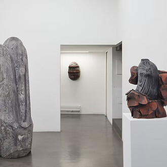 Aron Demetz, Racconti brevi, vista della mostra. Cortesia di Galleria Anna Marra