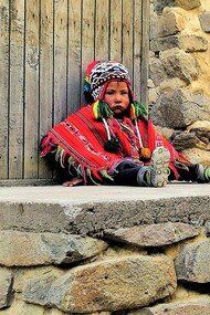 Niños vestidos con trajes tradicionales de los pueblos collas en Perú