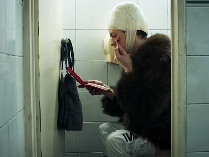 El protagonista es un hombre roto, que busca una redención que parece siempre fuera de su alcance, pero sigue luchando por encontrarla