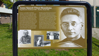 Héroe de la resistencia Anno Sjoerd (Titus) Brandsma (Bolsward, 23 de febrero de 1881 — Dachau, 26 de julio de 1942). El 10 de abril de 2014, se develaron en Oosterwei 10 de un total de 16 letreros con información sobre combatientes de la resistencia. En Oosterwei, un barrio de Gouda, 10 calles recibieron el nombre de combatientes de la resistencia tras la reconstrucción de la Segunda Guerra Mundial