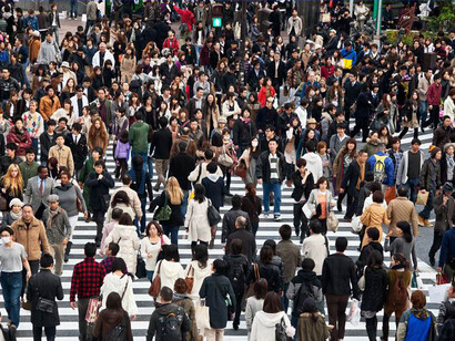 Personas cruzando un paso de cebra