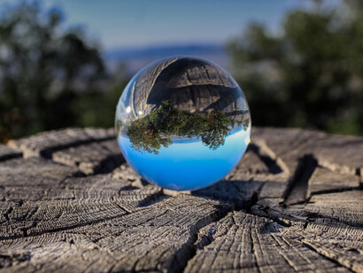 Uno specchio personificato con la capacità di vedere, sentire, ragionare e fare piccole congetture