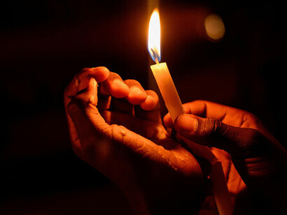 Persona sosteniendo una vela encendida