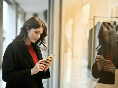 Una ragazzo con lo Smartphone