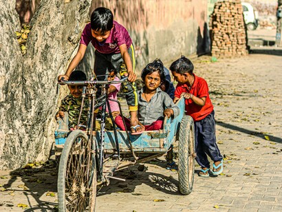 Bambini di strada in India: "...mi accorsi anche che in un vicolo tra due case andavano e venivano dei ragazzetti scalzi, vestiti di stracci, più che ragazzi bambini..."