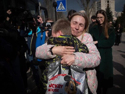 Iryna abraza a su hijo de 13 años, Bohdan, cuando las familias finalmente se reunieron con sus hijos, rescatados de la custodia rusa, en Kiev el 8 de abril