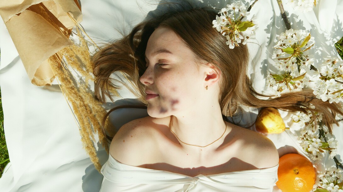 Donna illuminata da un raggio di sole in primavera