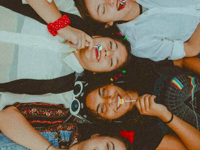 Amigas se divertem juntas. Eu me sinto feliz ao acordar de manhã e ter mais um dia para fazer minhas coisas, trabalhar, sonhar e correr atrás dos meus sonhos, mesmo os mais ousados deles