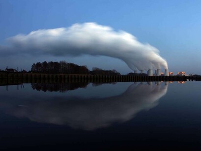 Nube de humo que sale de las chimeneas de una central térmica