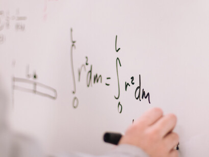 La ayuda de Levi-Civita, Riemann, Grossmann, entre otros tantos, aportaron lo mejor de sus habilidades para el nacimiento de la teoría más hermosa de la física: la teoría relativista