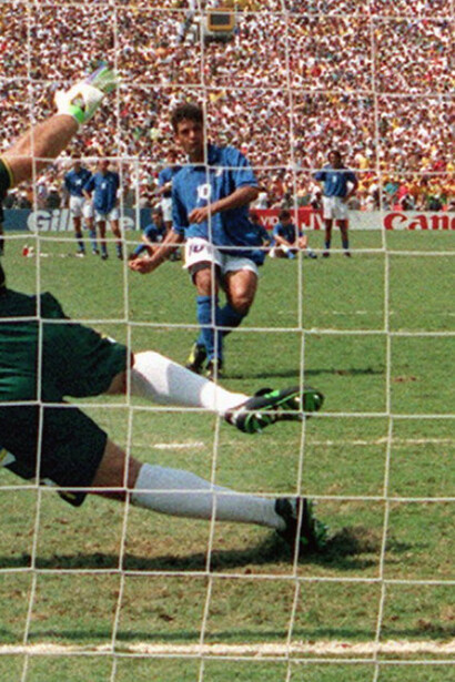 Roberto Baggio mentre tira il rigore allo stadio Rose Bowl, 1994