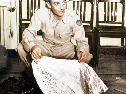 Il maggiore Jesse Marcel fotografato durante la conferenza stampa sull’incidente a Roswell del 1947 mostra ai giornalisti i pezzi del pallone sonda ritrovato a Roswell. (Courtesy of the Marcel Family/The History Channell)