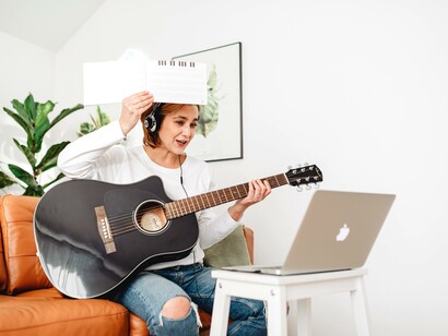 Mulher compõe músicas