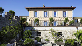 Paradis Hotel, ubicado en la localidad de Pietrasanta en Italia: vista desde el jardín interno del recinto