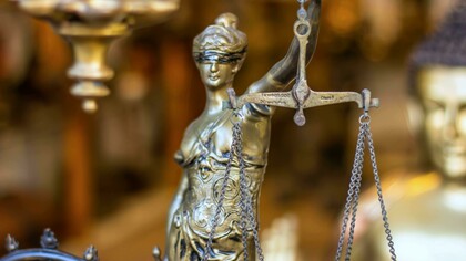 Ser justo transcende a gestão de conflitos, visando a igualdade e o bem comum