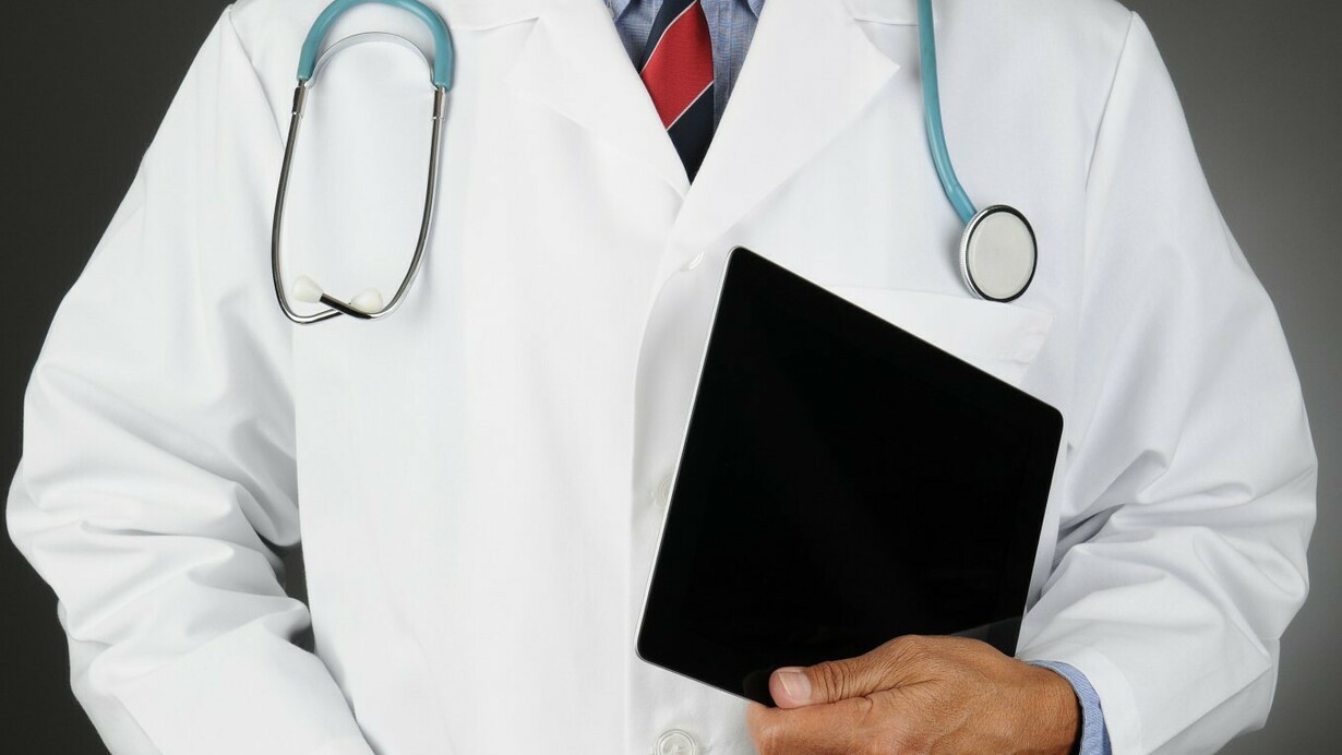 Un doctor con una carpeta en su mano