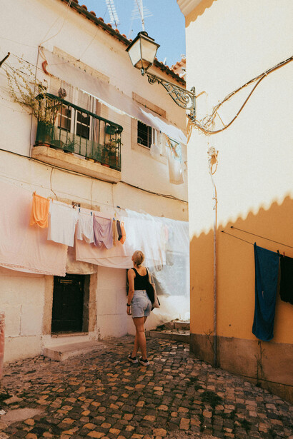 Moradias. Com um salário mínimo de 820€, o mais baixo de toda a Europa, a única solução para muitos é alugar um quarto em casas compartilhadas por 4, 5, 6 ou mais pessoas