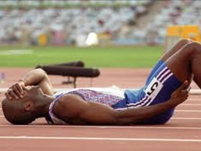 Derek Redmond tumbado sobre la pista