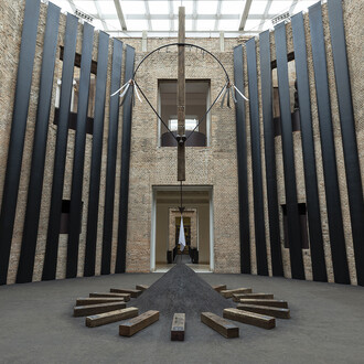 Luana Vitra, Bandera blanca, vista de exhibición. Cortesía de Pinacoteca