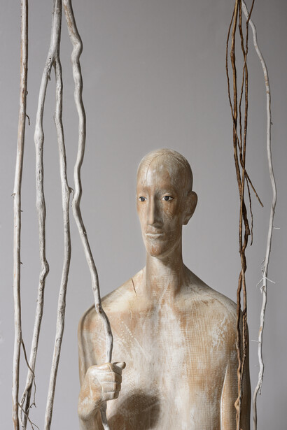 Hermann Josef Runggaldier, Le mie radici, 2015, Legno di tiglio, acrilico, radici, altezza 172 cm 